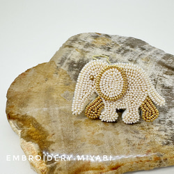 送料無料　ぞうのブローチ　クリーム×ゴールド　”elephant brooch”  beaded embroidery 4枚目の画像