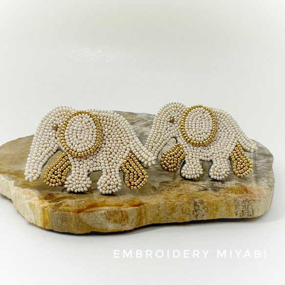 送料無料　ぞうのブローチ　クリーム×ゴールド　”elephant brooch”  beaded embroidery 3枚目の画像