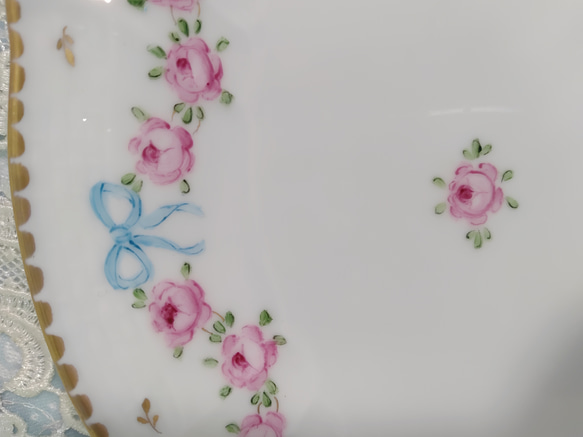 ♡楕円皿（ミニ薔薇➕ブルーリボン）23cmｘ15cm深さ2cm 4枚目の画像