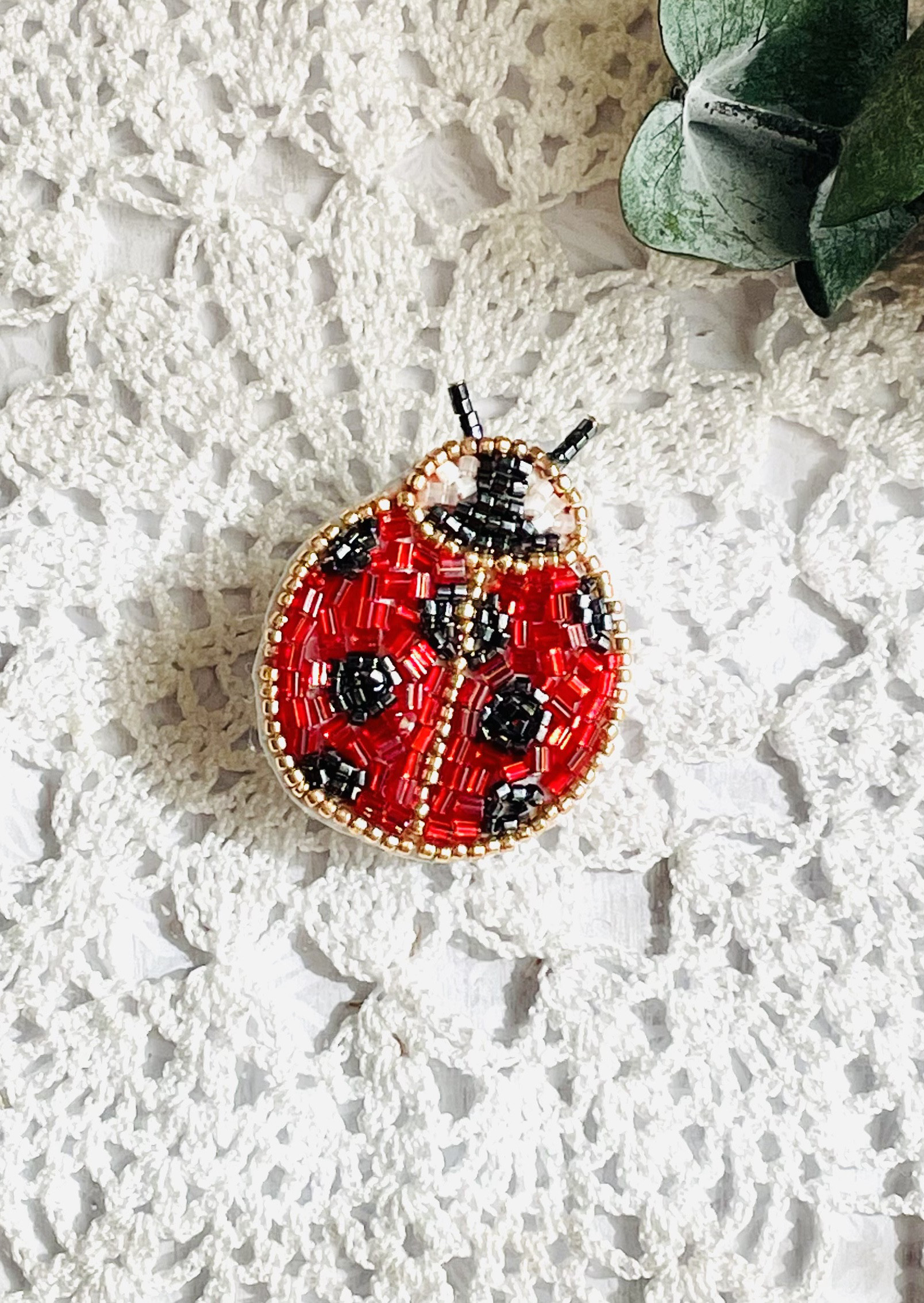 ビーズ刺繍のブローチ・てんとう虫 ブローチ Little Plum 通販