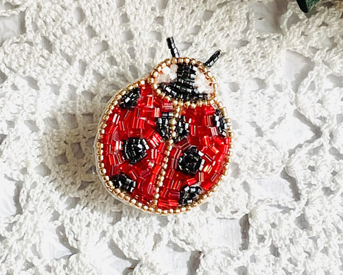 フランス刺繍のブローチ　ピンクのてんとう虫 フランス刺繍のブローチ ピンクのてんとう虫