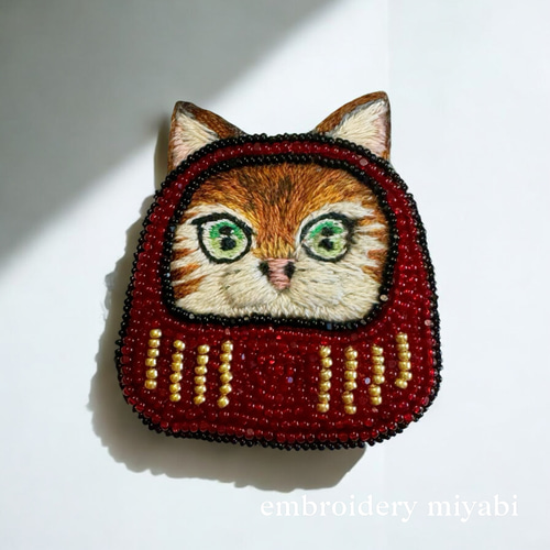 送料無料 だるま×猫の刺繍ブローチ ～リュネビル刺繍～ ブローチ