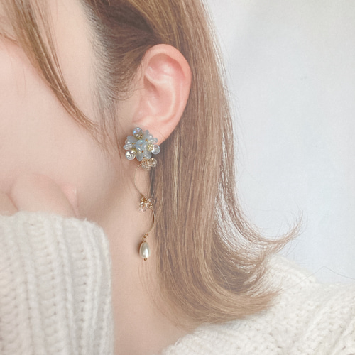 パールブルーフラワーブーケ ひねり揺れパール ピアス イヤリング