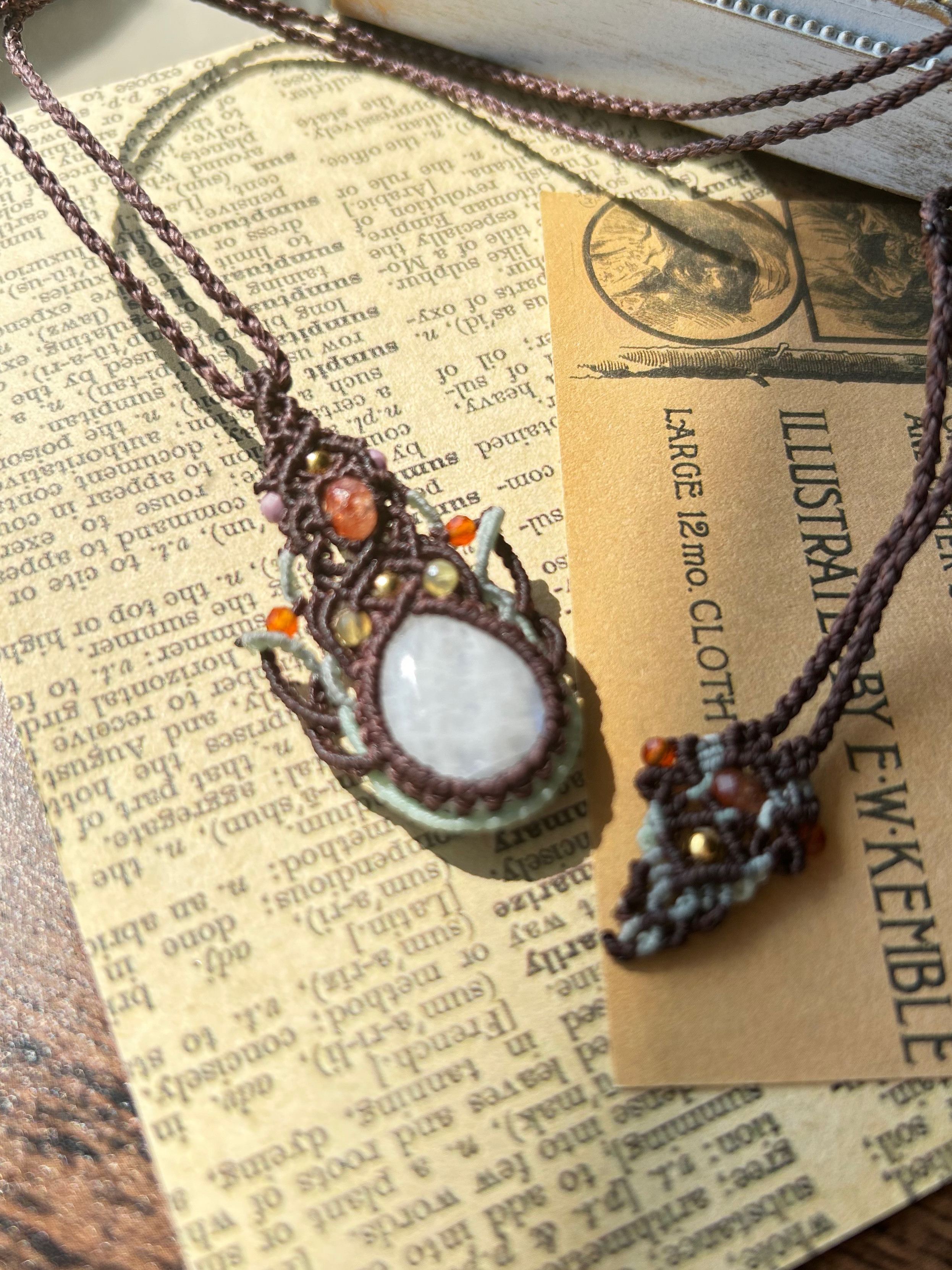 レインボームーンストーン　マクラメネックレス　ペンダント　天然石アクセサリー　個性的　カジュアル 11,500円