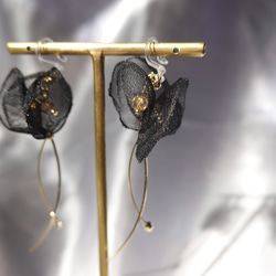 black flower earring 2枚目の画像