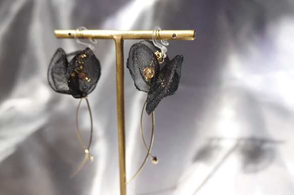 black flower earring 2枚目の画像