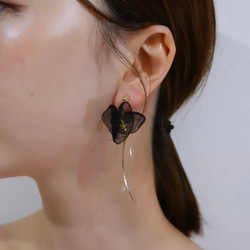 black flower earring 3枚目の画像
