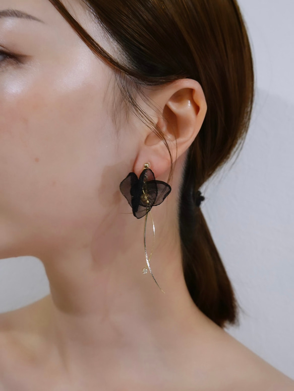 black flower earring 3枚目の画像
