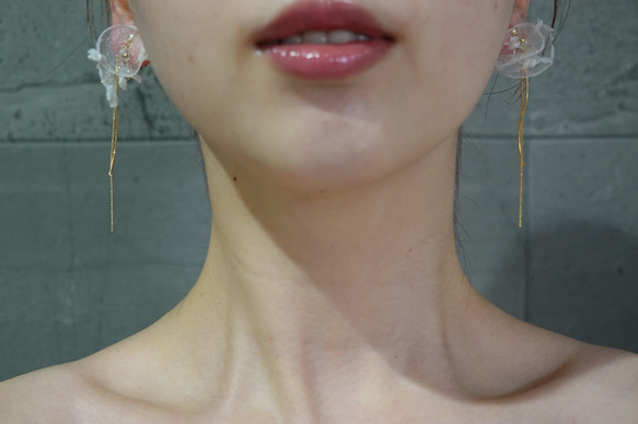 white flower earring 3枚目の画像