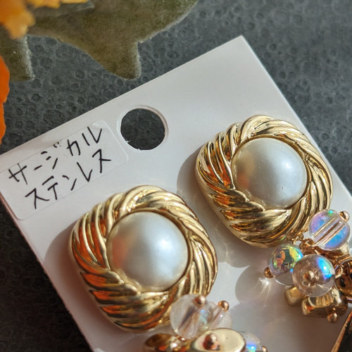 ゴールド×ブラック、金縁パールヴィンテージボタンと花びらチャーム  