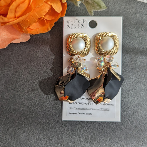 ゴールド×ブラック、金縁パールヴィンテージボタンと花びらチャーム  