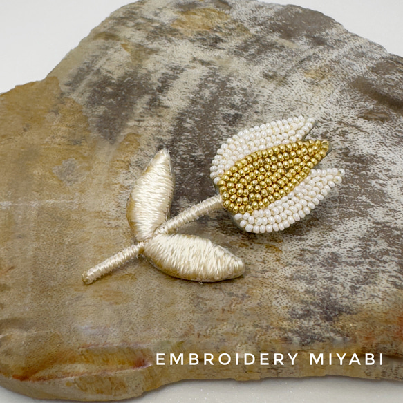 チューリップのビーズ刺繍ブローチ ～リュネビル刺繍～ ブローチ