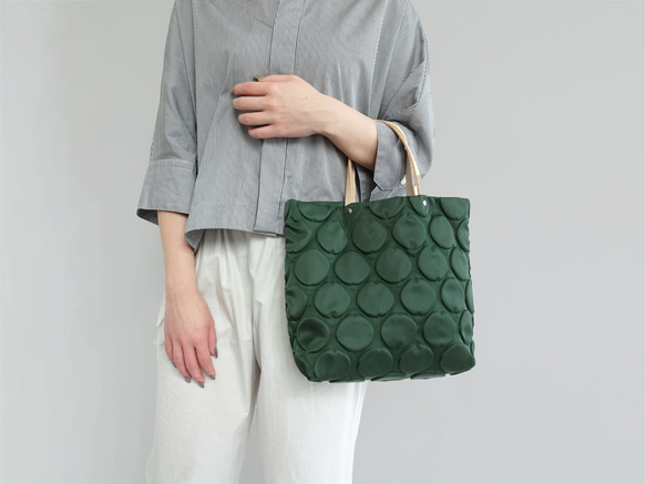 選擇您的尺寸：皮革手柄小圓點手提包（G/SML） 第2張的照片