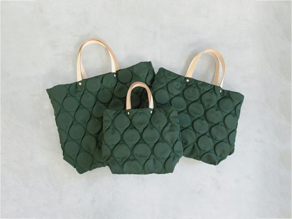 選擇您的尺寸：皮革手柄小圓點手提包（G/SML） 第1張的照片