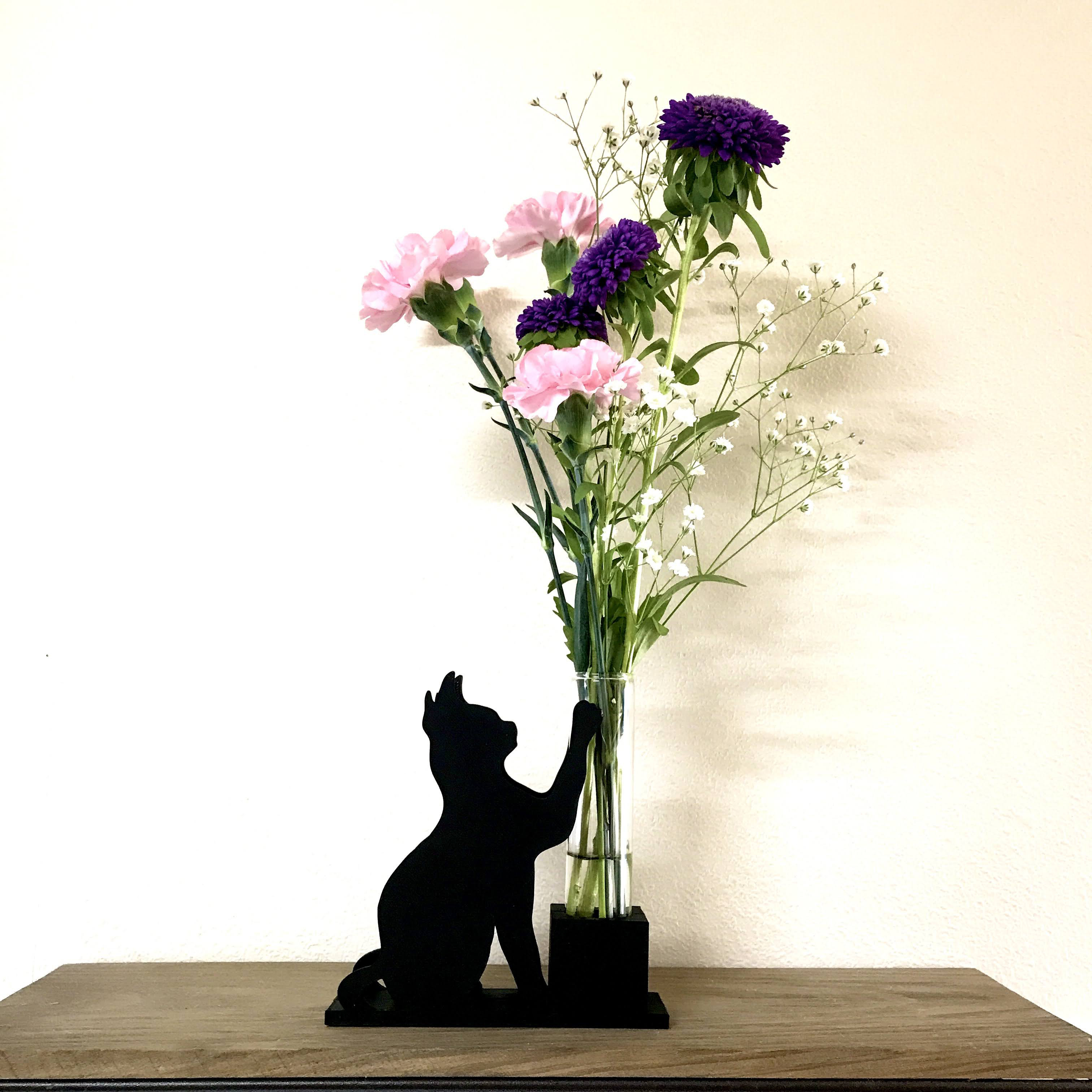【国内配送】 絵画 。手描き【猫たちはテーブルの周りで花瓶の中のきれいな花を見ている】 絵画