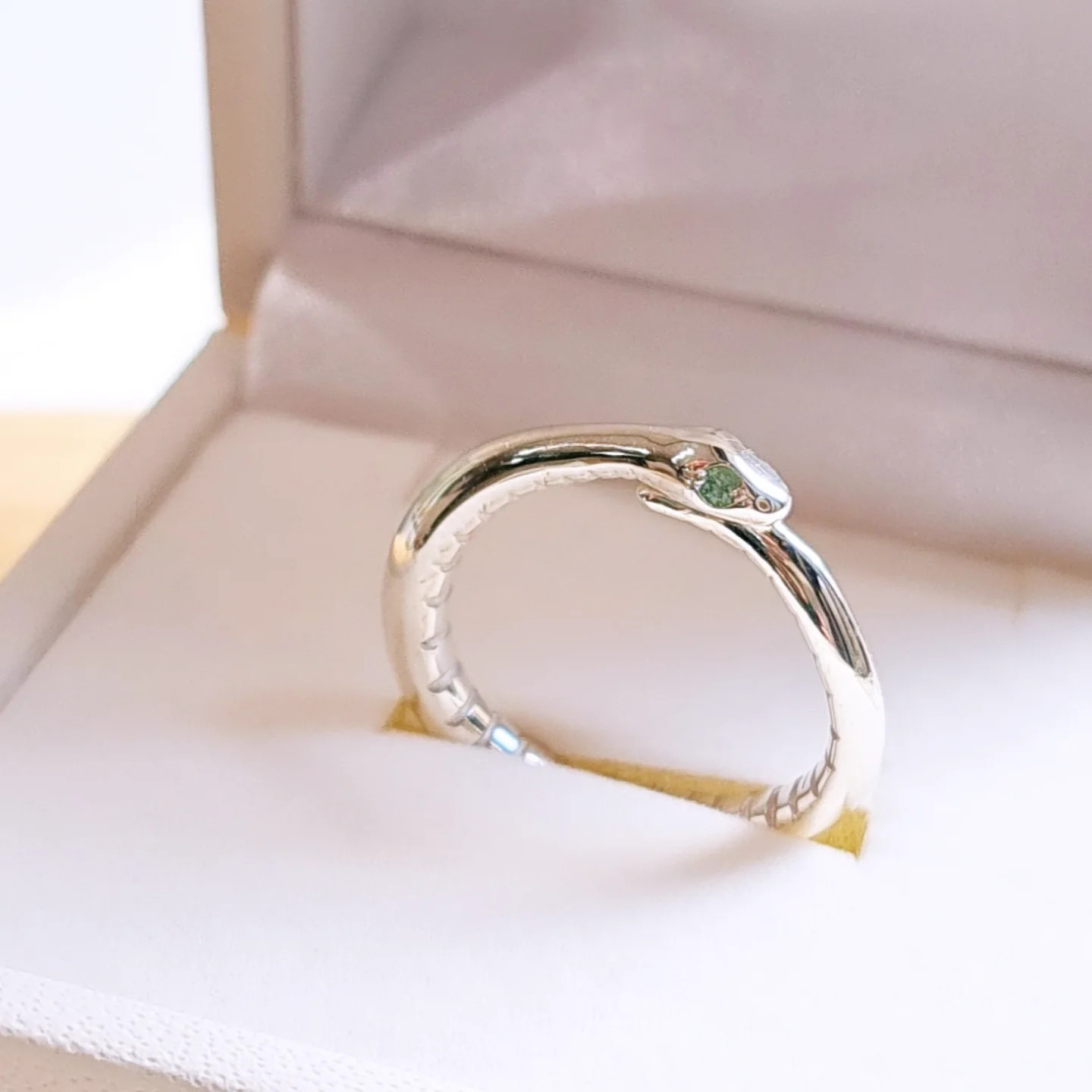 【両目エメラルド 蛇の指輪】蛇リング 蛇指輪   シンプル蛇 蛇アクセサリー 蛇ジュエリー へびリング 京都