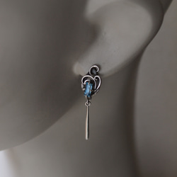 藍色托帕石和阿拉伯式花紋吊式耳環 第4張的照片