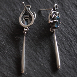 藍色托帕石和阿拉伯式花紋吊式耳環 第3張的照片