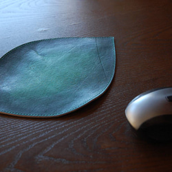 革で作った『葉っぱのマウスパッド』グラデーションの手染め　滑らない　刻印可　再販リクエストにより制作 8枚目の画像