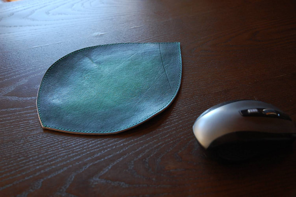 革で作った『葉っぱのマウスパッド』グラデーションの手染め　滑らない　刻印可　再販リクエストにより制作 8枚目の画像