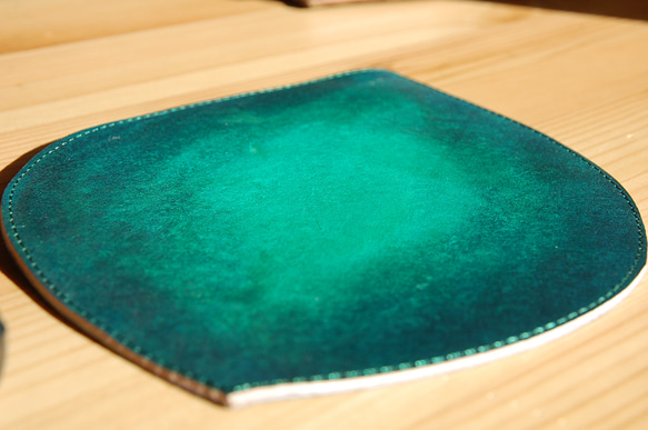革で作った『葉っぱのマウスパッド』グラデーションの手染め　滑らない　刻印可　再販リクエストにより制作 3枚目の画像