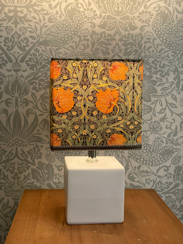 モリス　グリーン地にオレンジの花のスタンドライト 10枚目の画像