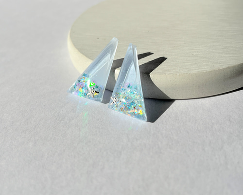 アイスブルーの三角のひとでピアス（イヤリング） / レジン / 海