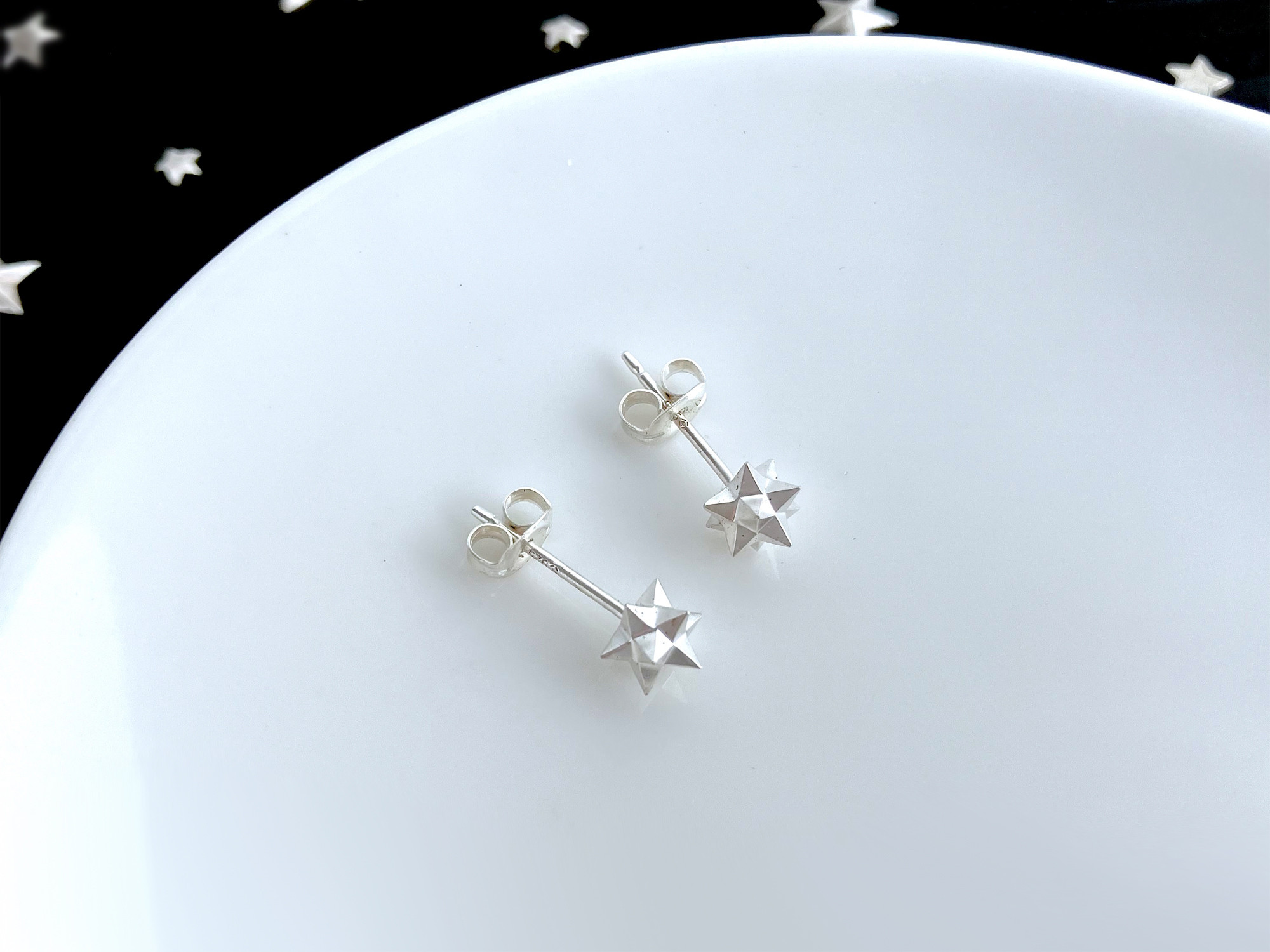 きらめく小さな星のスタッドピアス
