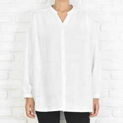 再販　シンプルなコットン素材のスキッパーシャツ　ホワイト　白シャツ 1枚目の画像