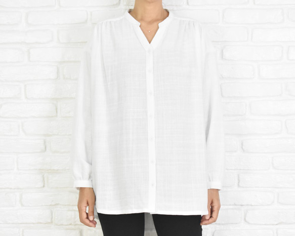 再販　シンプルなコットン素材のスキッパーシャツ　ホワイト　白シャツ 1枚目の画像