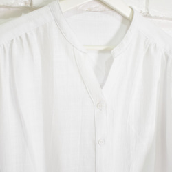 再販　シンプルなコットン素材のスキッパーシャツ　ホワイト　白シャツ 8枚目の画像