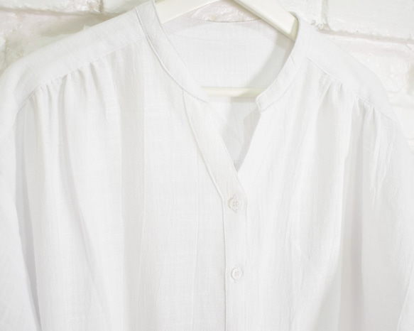 再販　シンプルなコットン素材のスキッパーシャツ　ホワイト　白シャツ 8枚目の画像