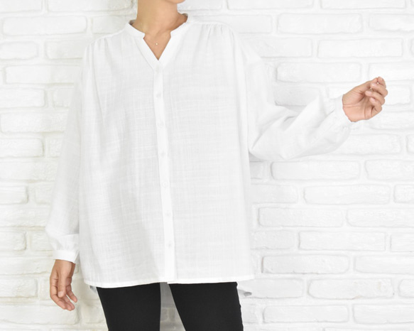 再販　シンプルなコットン素材のスキッパーシャツ　ホワイト　白シャツ 2枚目の画像