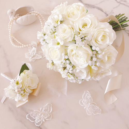 ホワイトローズとカスミソウのクラッチブーケ ウエディング