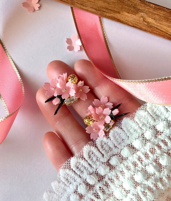 紙の桜が咲き誇る 枝付き イヤリング ・ピアス 桜ハンドメイド