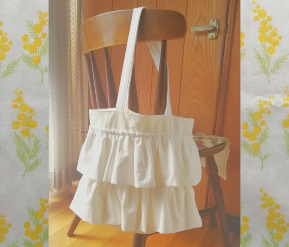 裏地ミモザの春バッグ♪フリルトート♪白×ミモザイエロー　綿100%　洗える布バッグ　ふんわり軽いギャザースカートのよう♡ 5枚目の画像