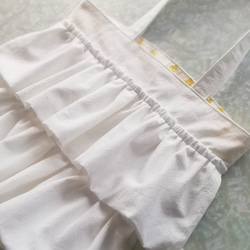 裏地ミモザの春バッグ♪フリルトート♪白×ミモザイエロー　綿100%　洗える布バッグ　ふんわり軽いギャザースカートのよう♡ 3枚目の画像