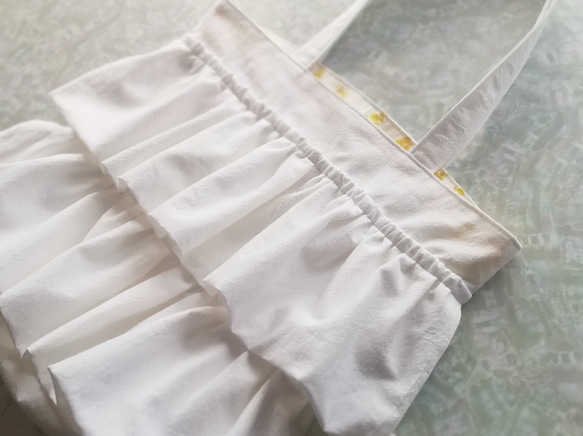 裏地ミモザの春バッグ♪フリルトート♪白×ミモザイエロー　綿100%　洗える布バッグ　ふんわり軽いギャザースカートのよう♡ 3枚目の画像