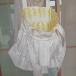 裏地ミモザの春バッグ♪フリルトート♪白×ミモザイエロー　綿100%　洗える布バッグ　ふんわり軽いギャザースカートのよう♡ 2枚目の画像
