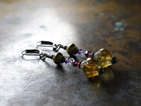 琥珀捷克珠、石榴石、紫水晶、石英和蓮花黃銅耳環 第1張的照片