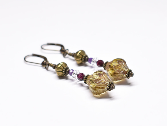 琥珀捷克珠、石榴石、紫水晶、石英和蓮花黃銅耳環 第5張的照片