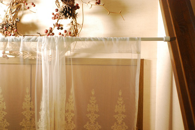 アンティーク　モノグラム　カフェカーテン フラワー刺繍 カフェカーテン 約130×90cm｜アミブルージュ