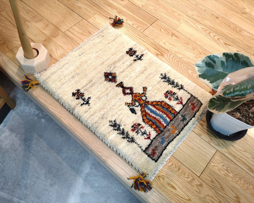【夏のキャンペーン】ペルシャ　ギャッベ　玄関　90×60 アイボリー　孔雀 3789d0eeb50cc0ef7425d2f5a41c9d