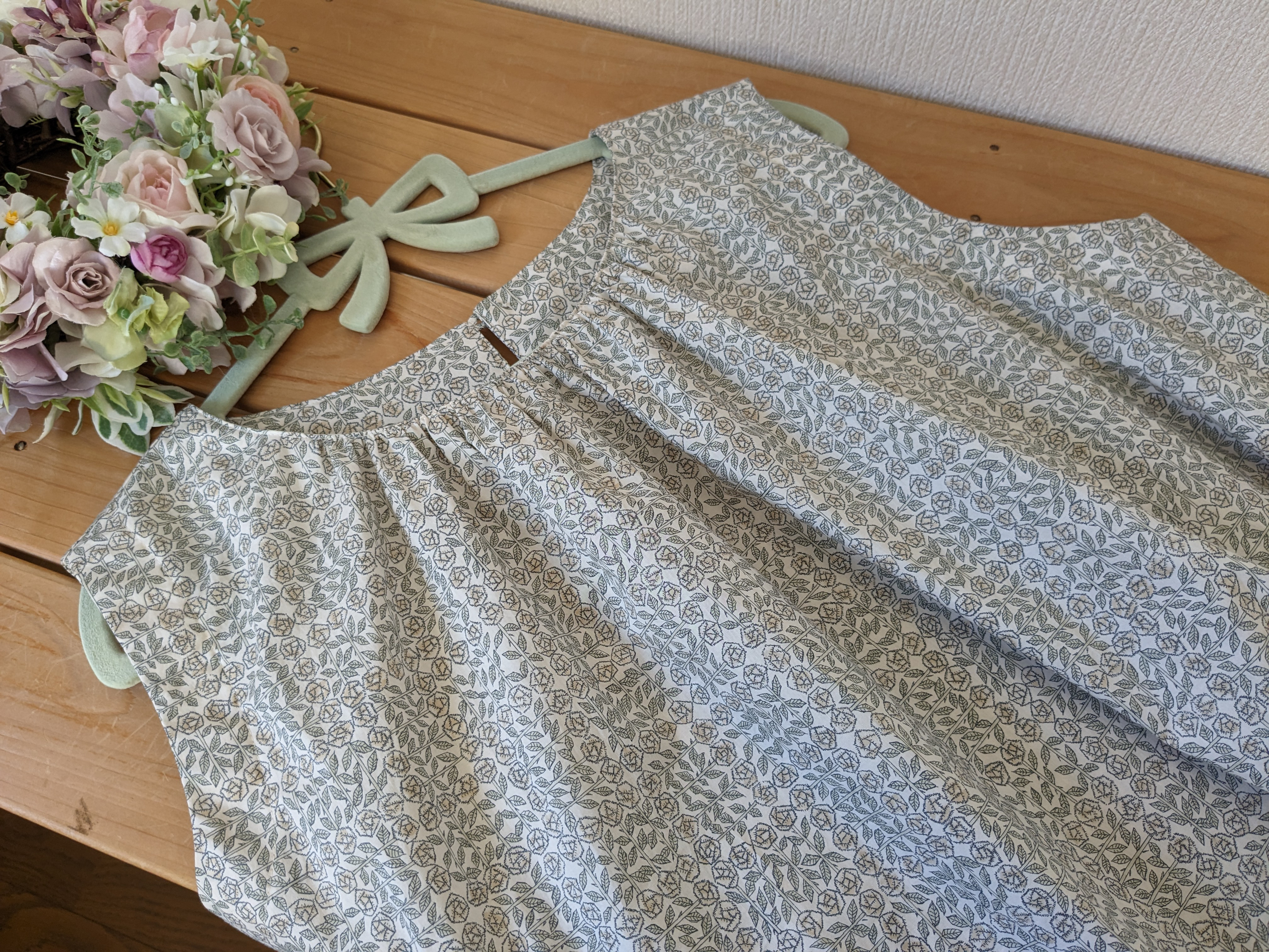 リバティスリーピングローズ　タナローン　たっぷり前後ギャザーブラウス　LLサイズ　着丈65cm 9,375円