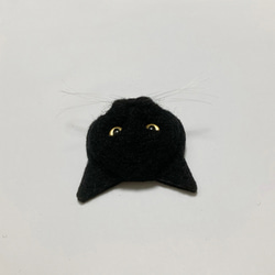 羊毛フェルト 猫マグネットブローチ 黒猫 金眼 4枚目の画像