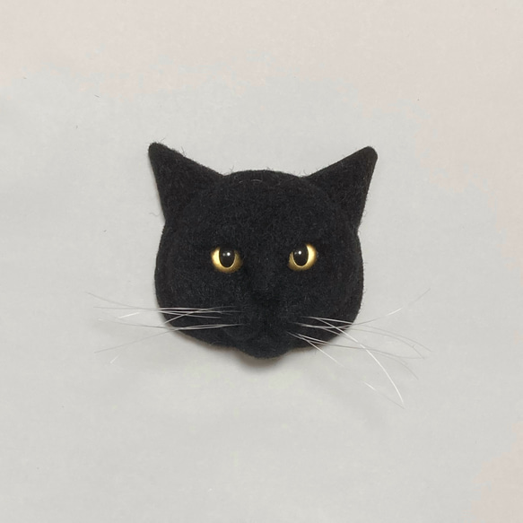 羊毛フェルト 猫マグネットブローチ 黒猫 金眼 1枚目の画像