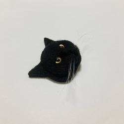 羊毛フェルト 猫マグネットブローチ 黒猫 金眼 3枚目の画像