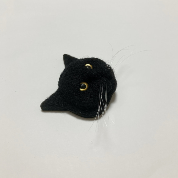 羊毛フェルト 猫マグネットブローチ 黒猫 金眼 3枚目の画像