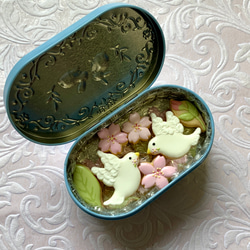 桜と幸福の鳩のアイシングクッキー　缶入り 2枚目の画像