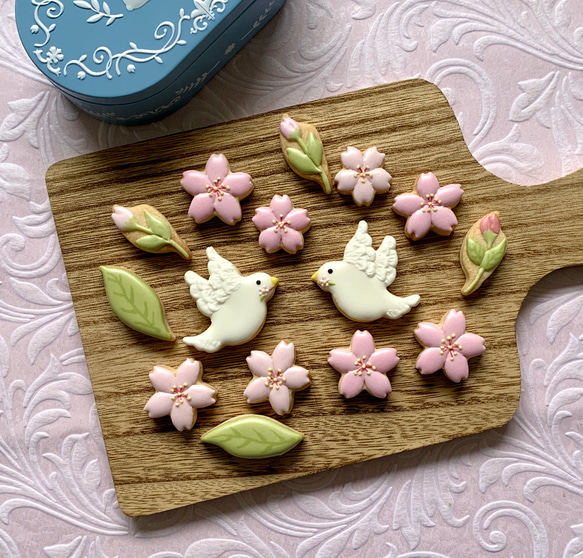 桜と幸福の鳩のアイシングクッキー　缶入り 1枚目の画像